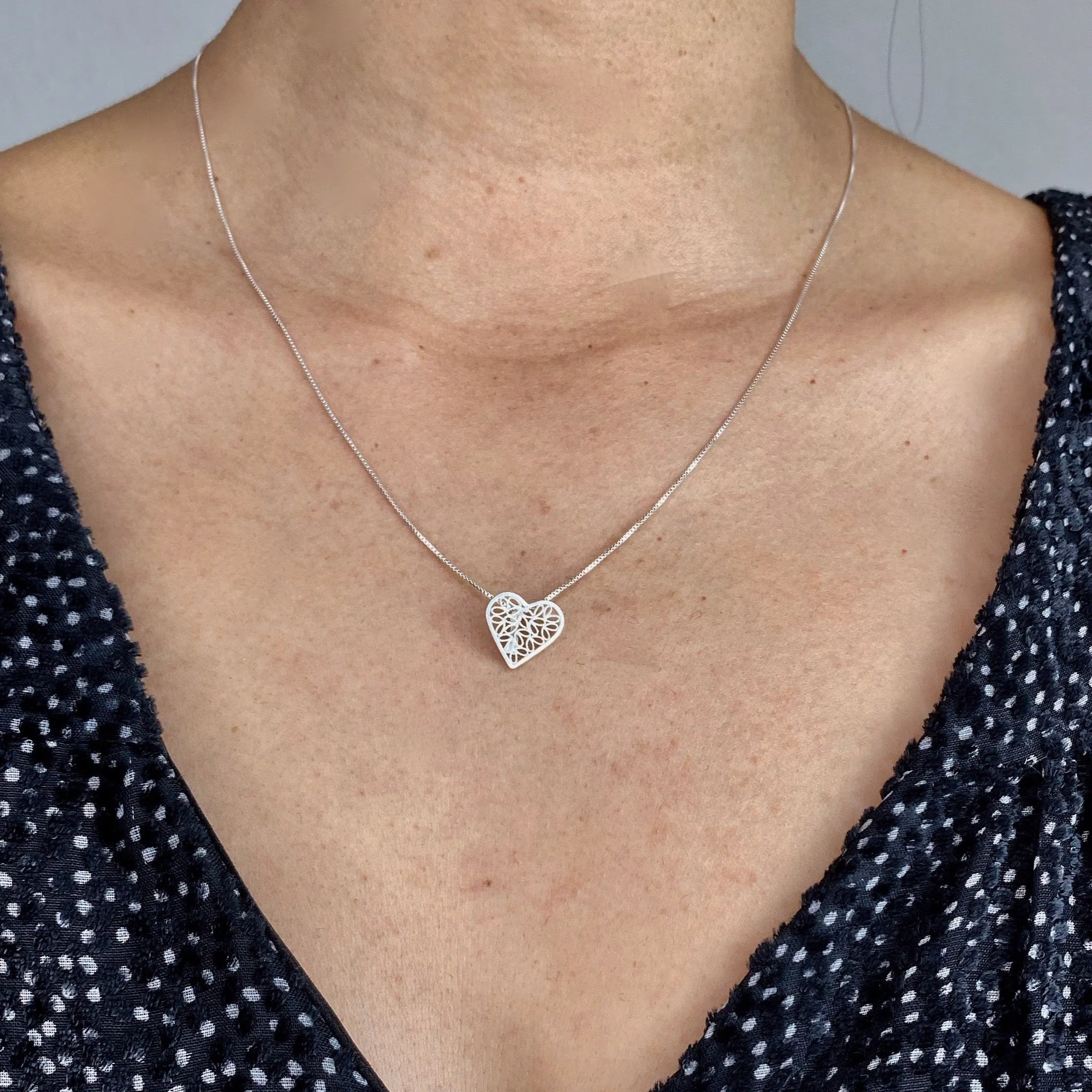 LITTLE GOLD PENDANT HEARTS NECKLACE