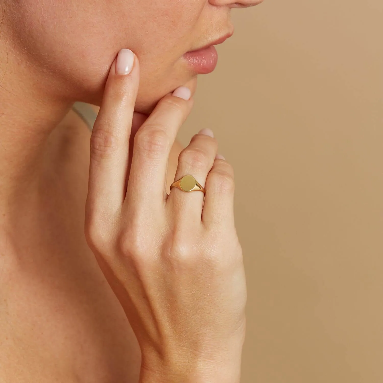 Moyen Oval Signet Ring